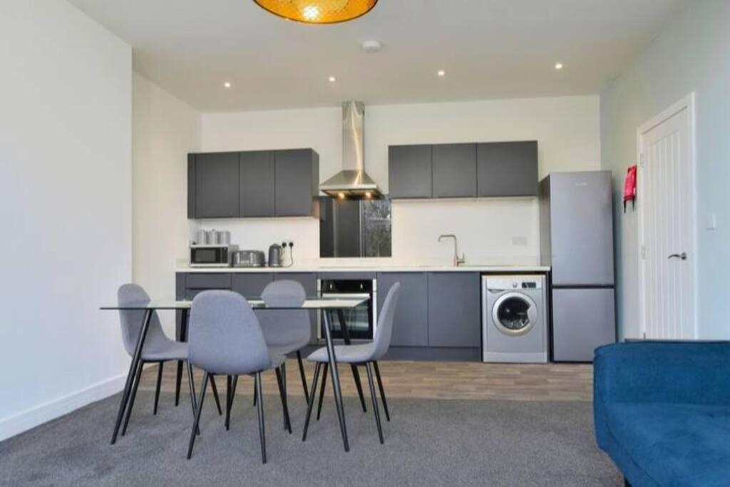 Free Parking - Beautiful 2-br Flat In Apartment *
