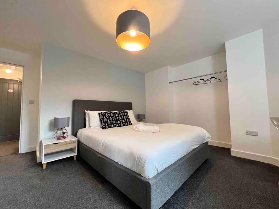 Free Parking - Lovely 2-br Flat Near Salford Royal Apartment Manchester