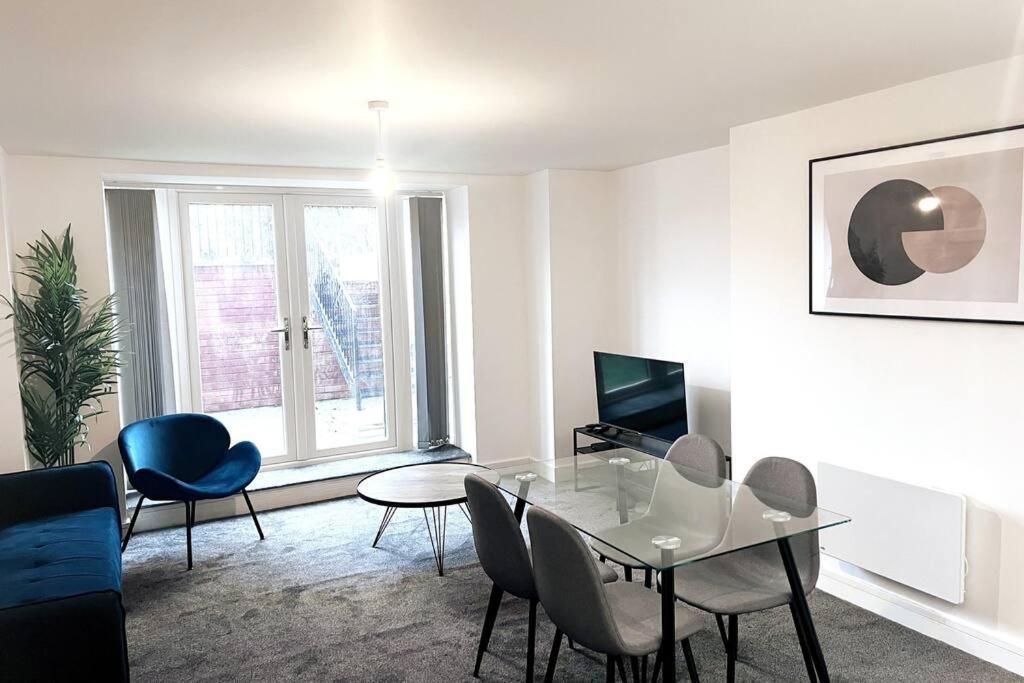 Apartment Free Parking - Lovely 2-br Flat Near Salford Royal