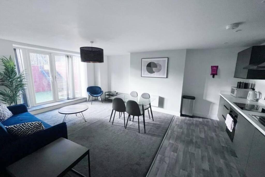 Free Parking - Lovely 2-br Flat Near Salford Royal