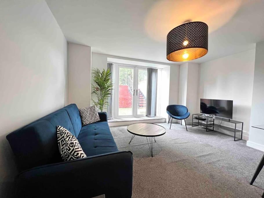 Apartment Free Parking - Lovely 2-br Flat Near Salford Royal