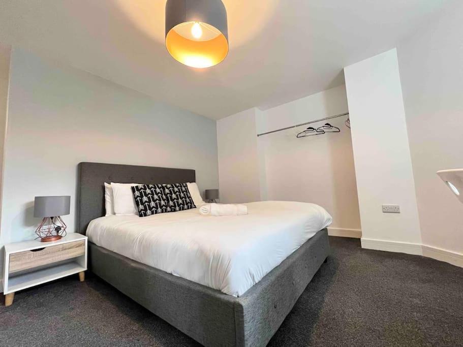 Free Parking - Lovely 2-br Flat Near Salford Royal *