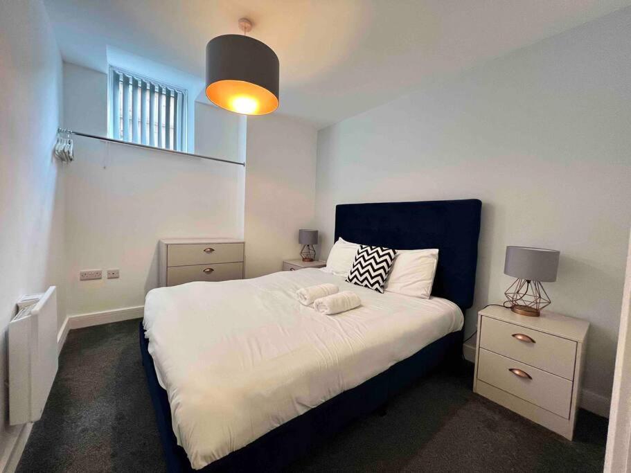 Free Parking - Lovely 2-br Flat Near Salford Royal Apartment Manchester