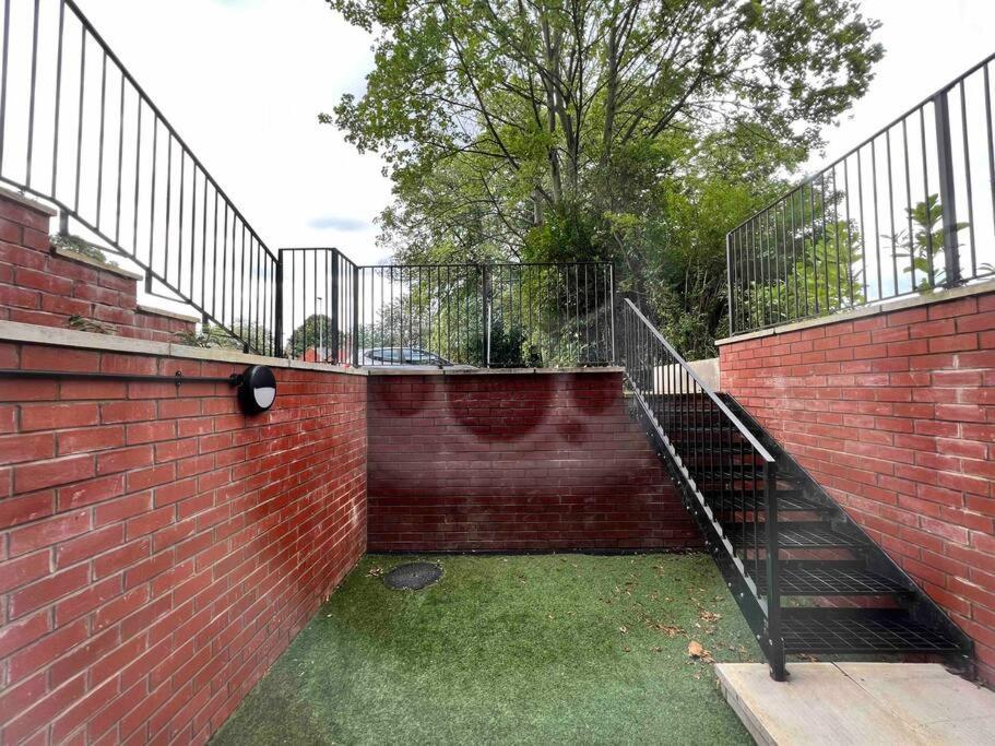 Free Parking - Lovely 2-br Flat Near Salford Royal