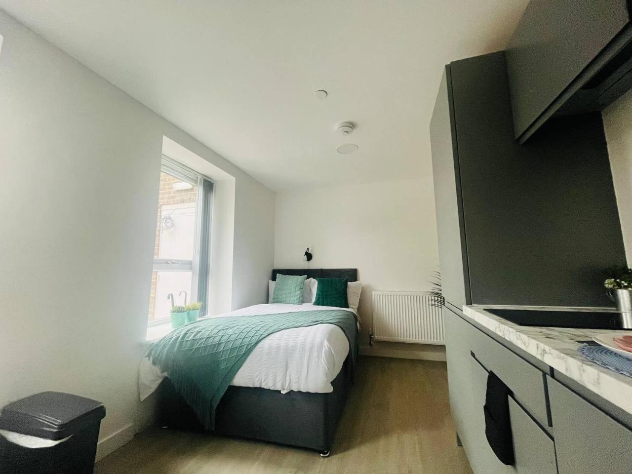 Modern Minimalist Studio In Stretford Appartement