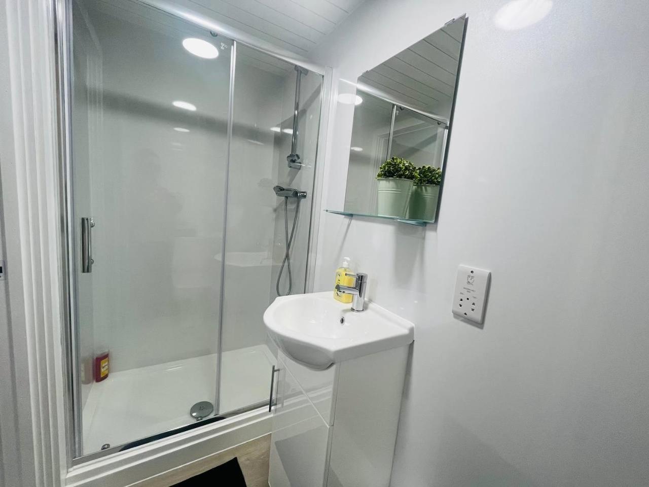 Modern Minimalist Studio In Stretford *