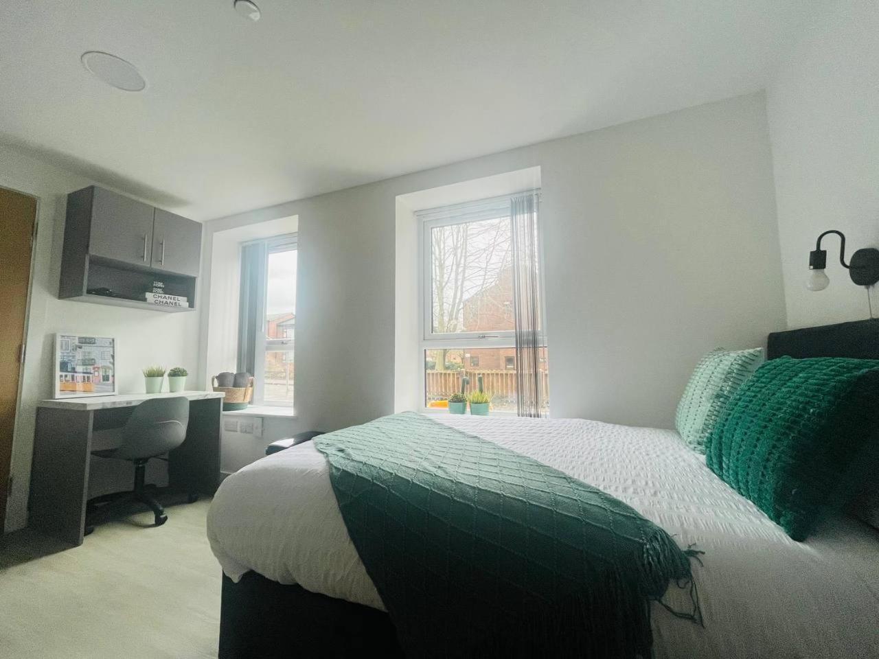 Modern Minimalist Studio In Stretford
