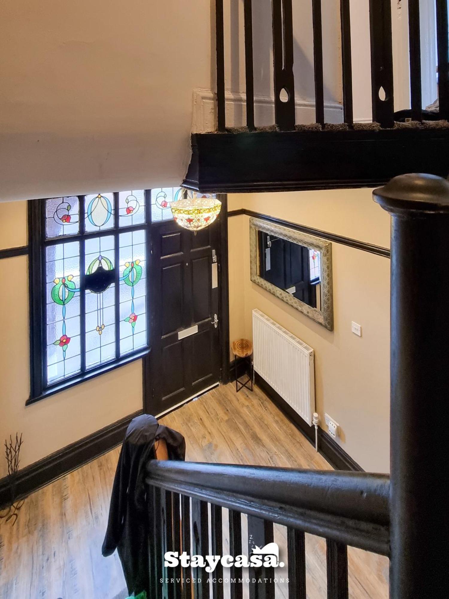 Spacious 6-Bed With Large Patio And Free Parking