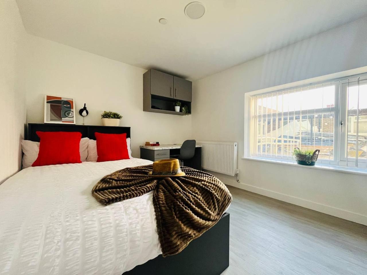 Chic Hideaway: Modern Studio In Stretford *