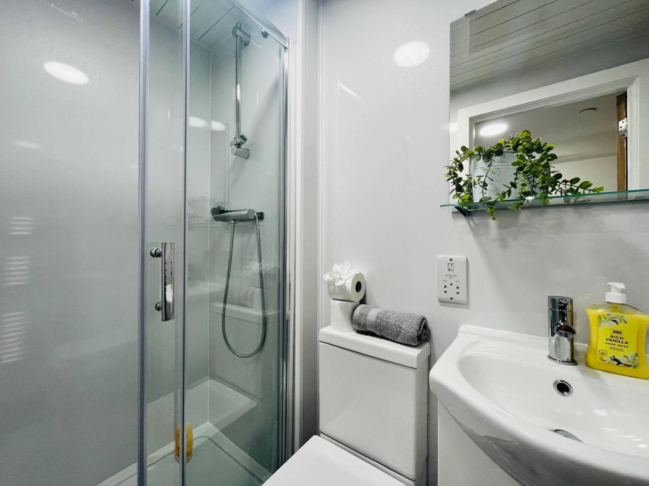 Chic Hideaway: Modern Studio In Stretford Apartment