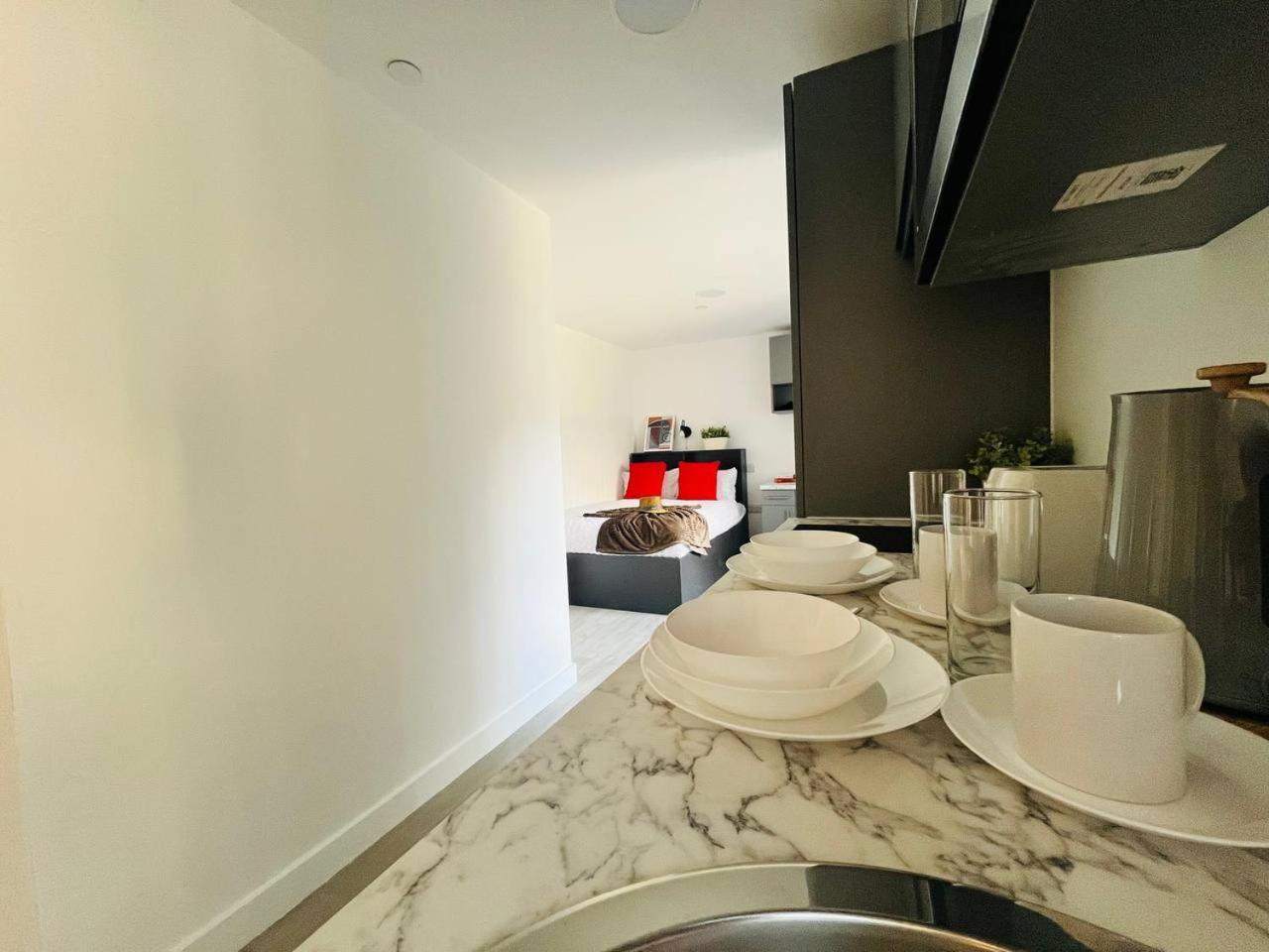 Apartment Chic Hideaway: Modern Studio In Stretford Manchester