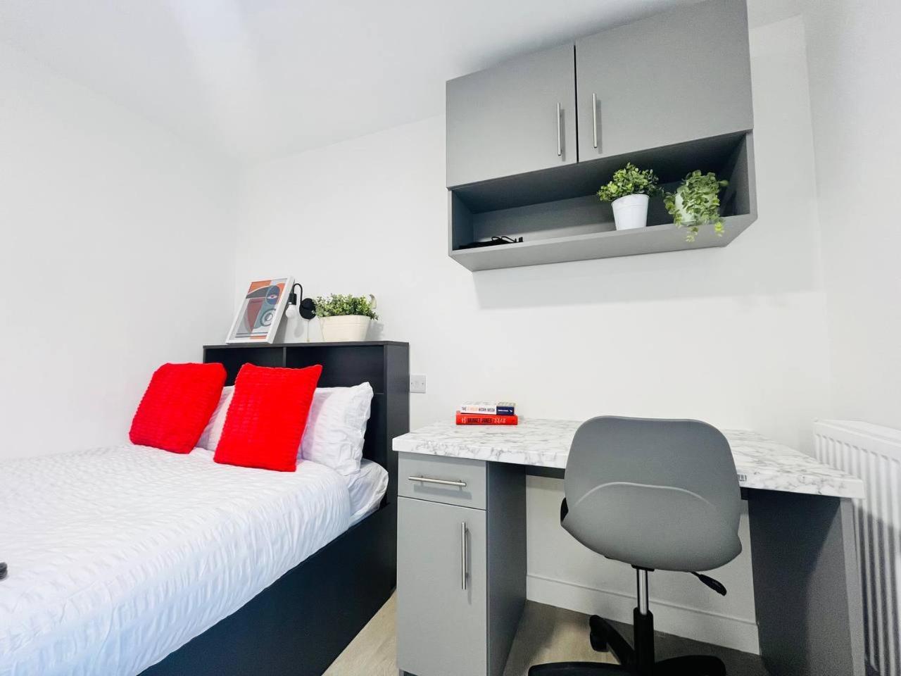 Chic Hideaway: Modern Studio In Stretford Apartment Manchester