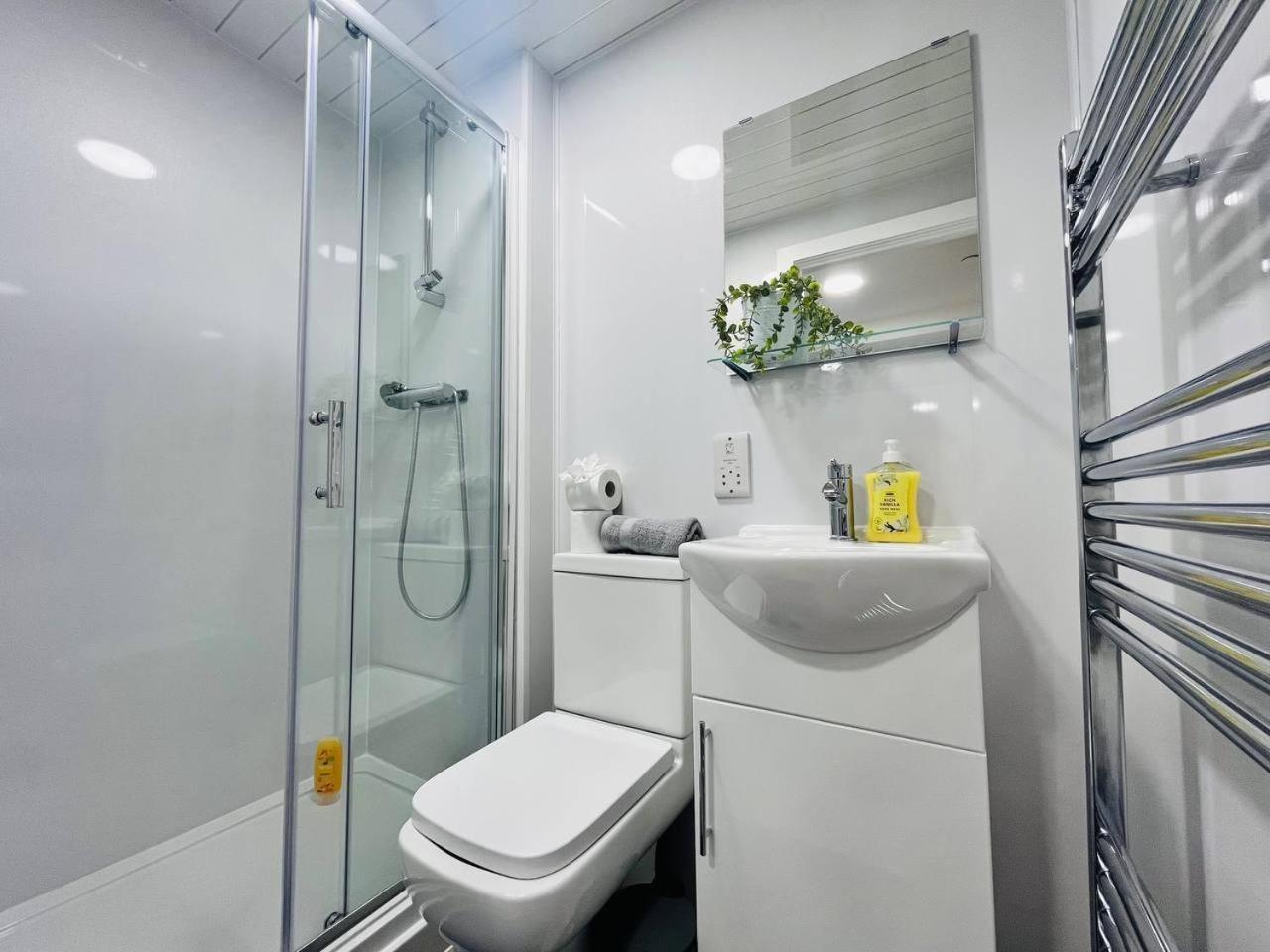 Chic Hideaway: Modern Studio In Stretford Apartment Manchester