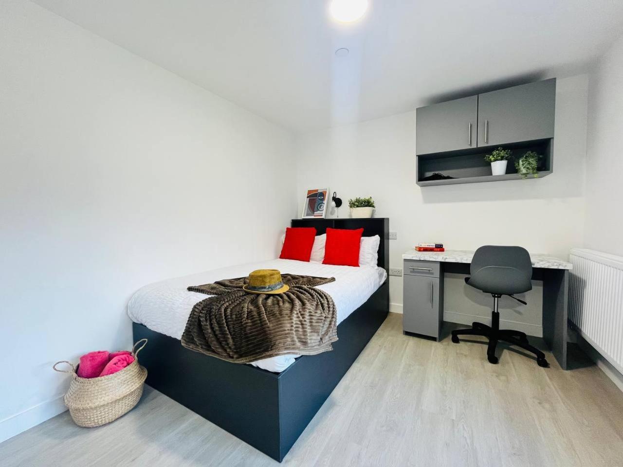Chic Hideaway: Modern Studio In Stretford Apartment Manchester