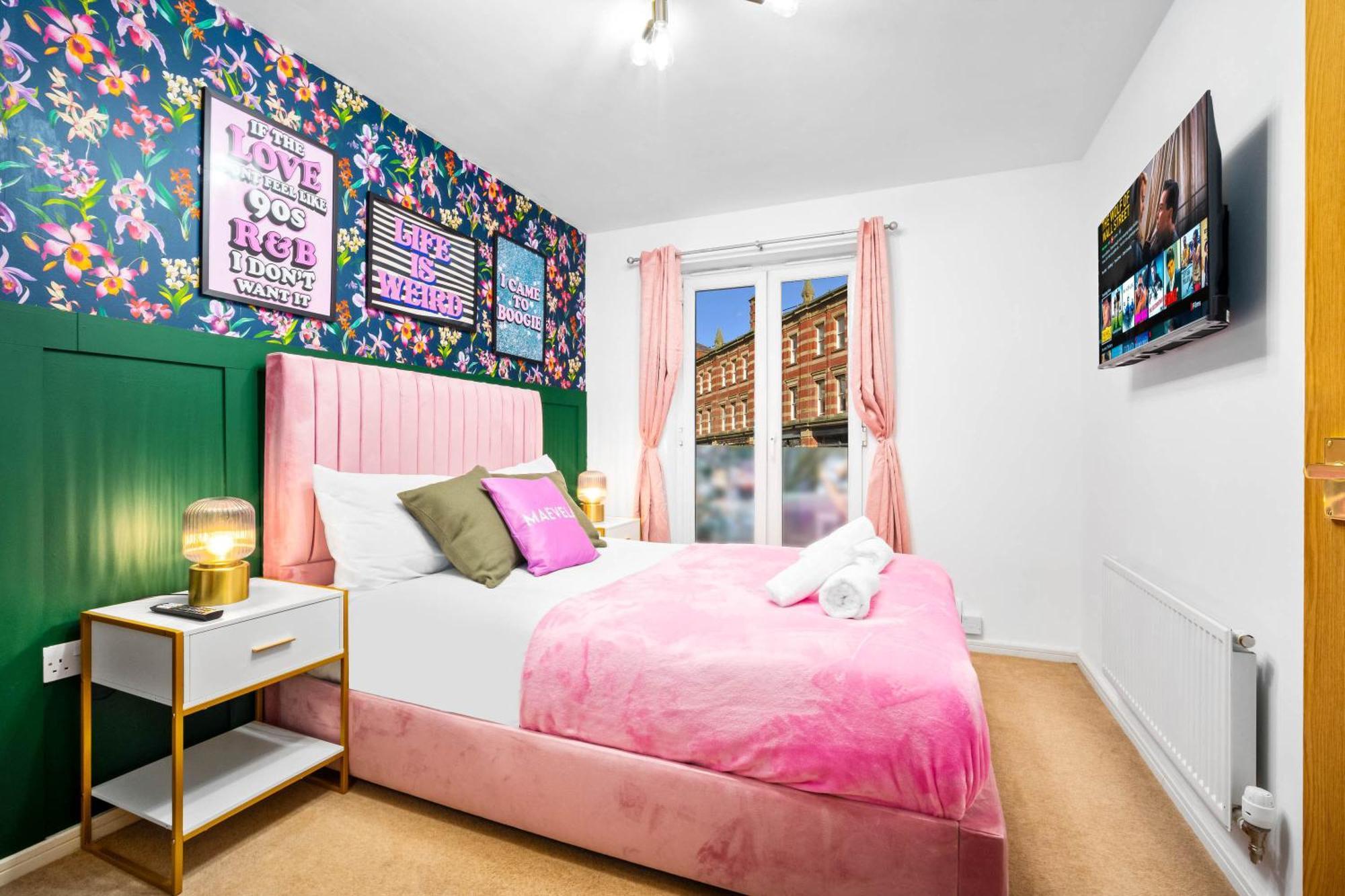 Vakantiehuis Stylish 4 Bed House W/garden ✘ Sleeps 9 - Salford ☆ Free Parking → Smart Tvs In Every Bedroom ☆ Free Netflix & Ultra Fast Wifi ✪ 6 Min To Centre, Close To Trafford Centre, Etihad Stadium, Arena, Clubs & More!