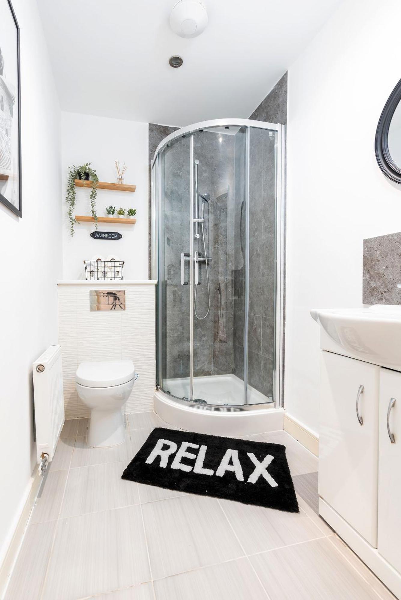 6 Guests - 3 Bedrooms - Free Wi-fi - * Manchester