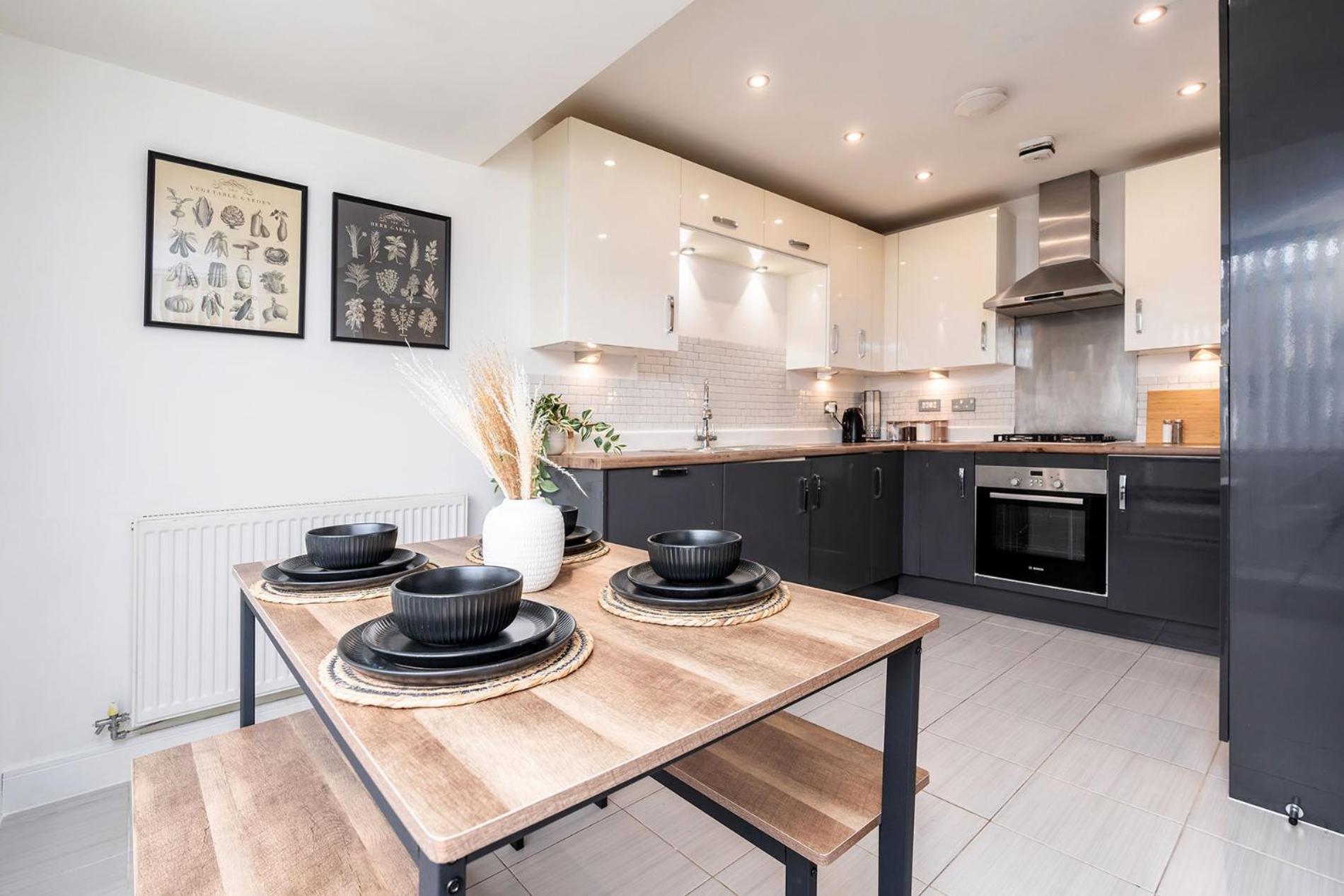 6 Guests - 3 Bedrooms - Free Wi-fi - * Manchester