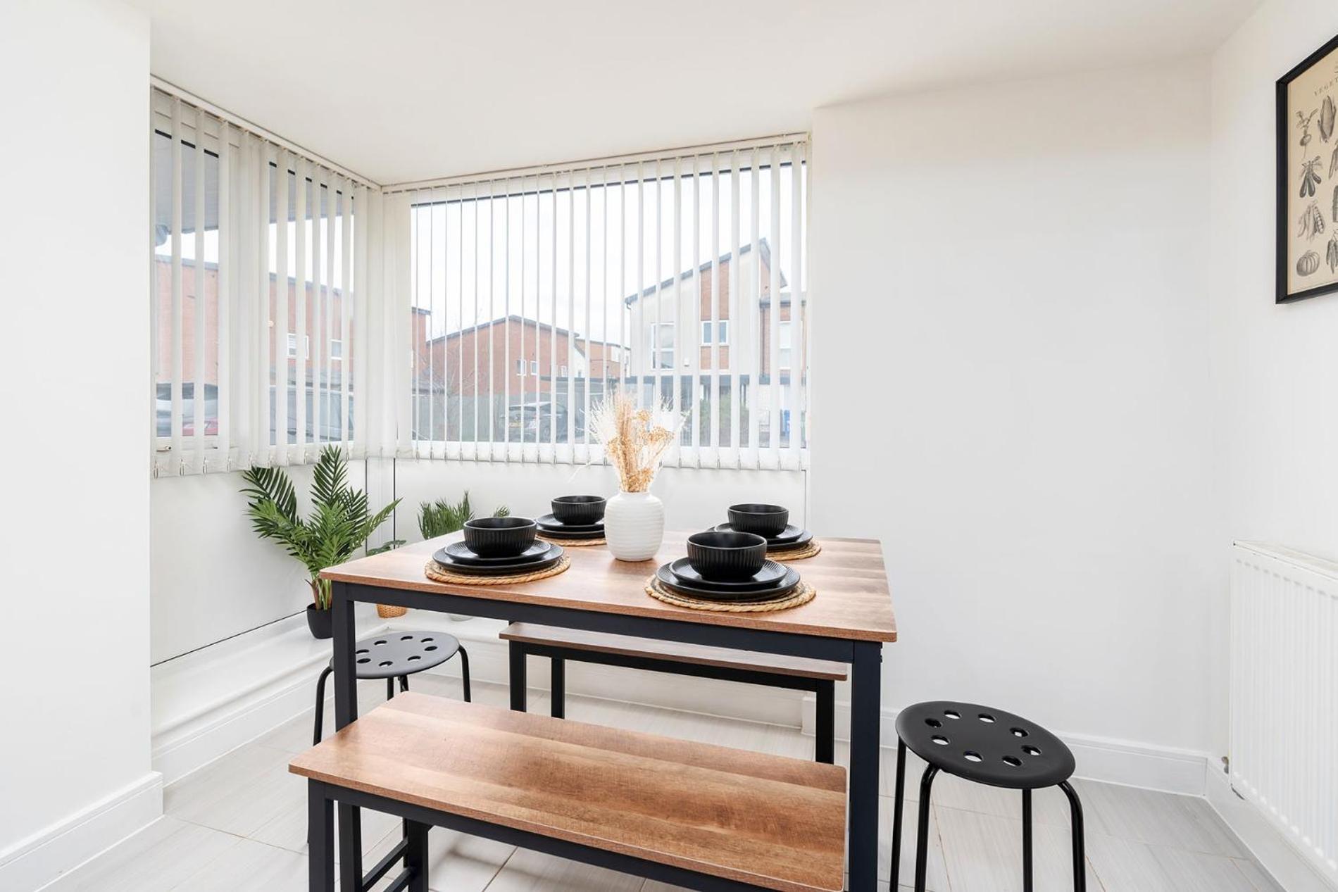 6 Guests - 3 Bedrooms - Free Wi-fi - * Manchester