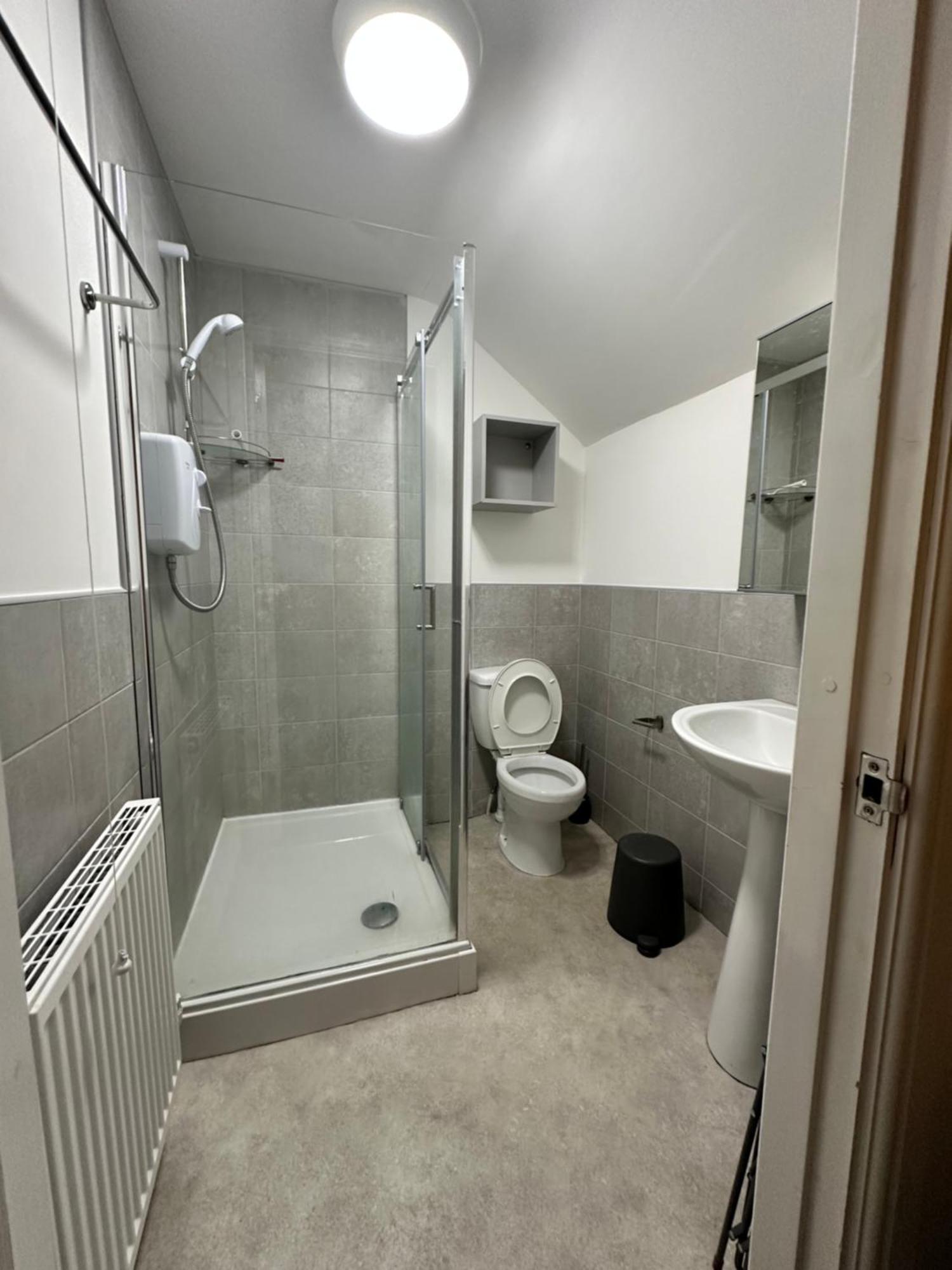 Modern Private Bathroom Minutes From Centre And Quays
