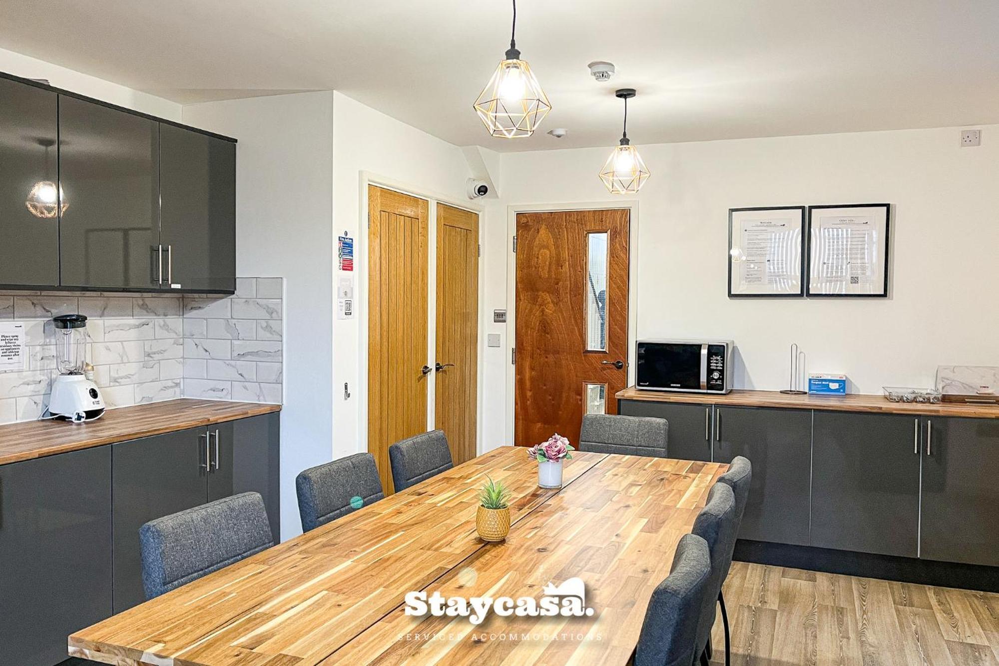 Delightful Spacious Haven With Large Driveway *