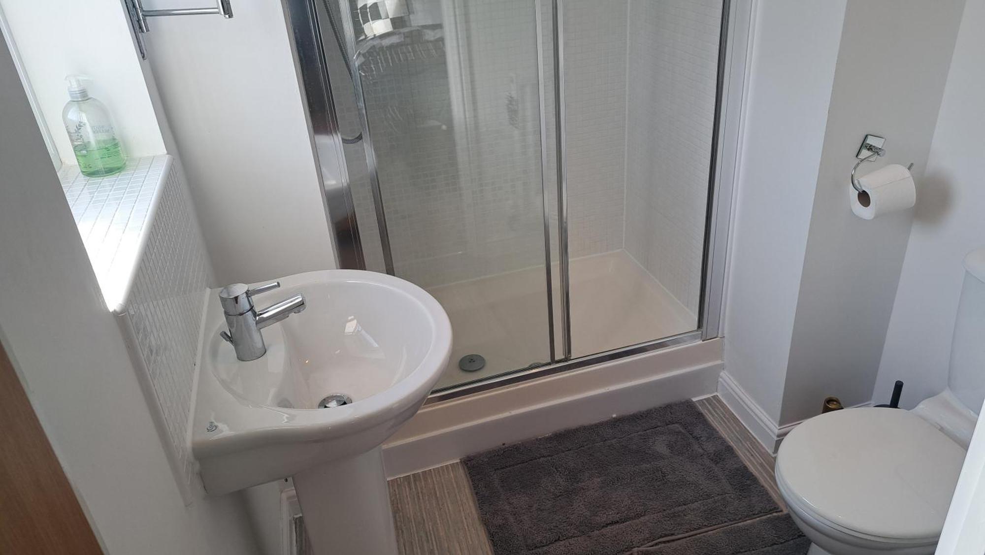 Holiday home Tropical Sun Homes - Beautiful Spacious 3 Bed In A Serene Environment With Free Parking For 2 Cars Manchester