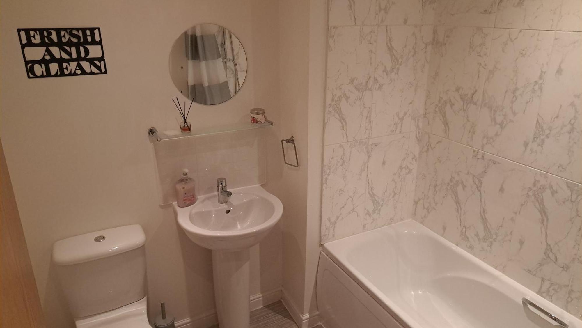 Holiday home Tropical Sun Homes - Beautiful Spacious 3 Bed In A Serene Environment With Free Parking For 2 Cars *