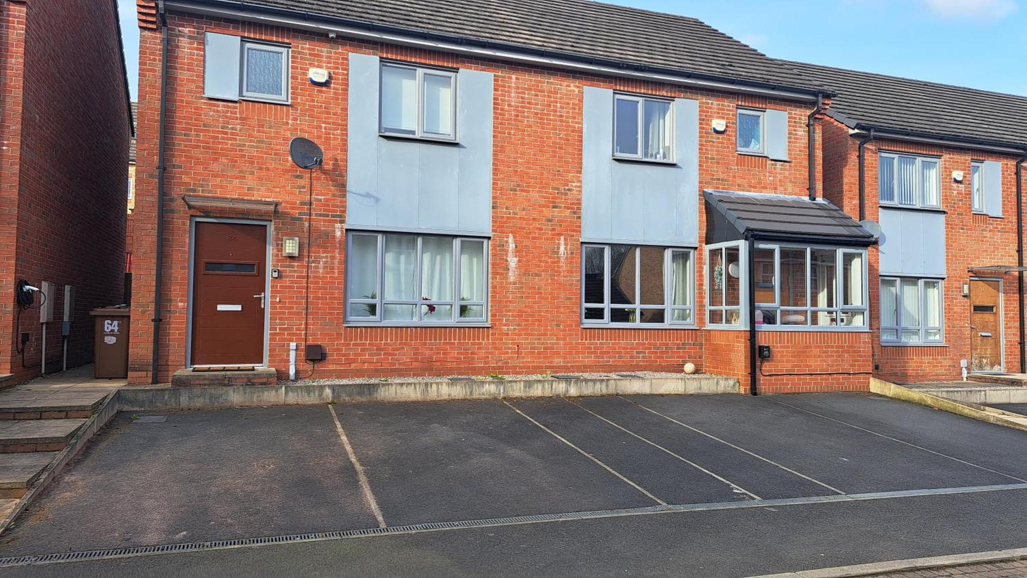 Tropical Sun Homes - Beautiful Spacious 3 Bed In A Serene Environment With Free Parking For 2 Cars Manchester