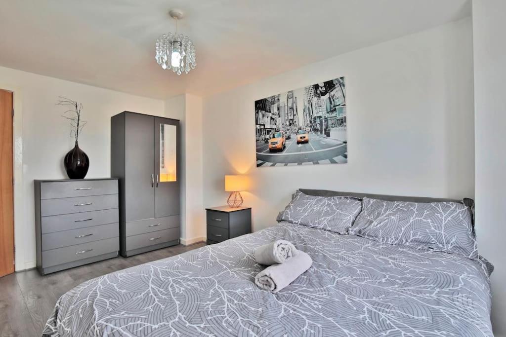 View - Free Parking - Sleeps 6 - Near Centre - By Nmb