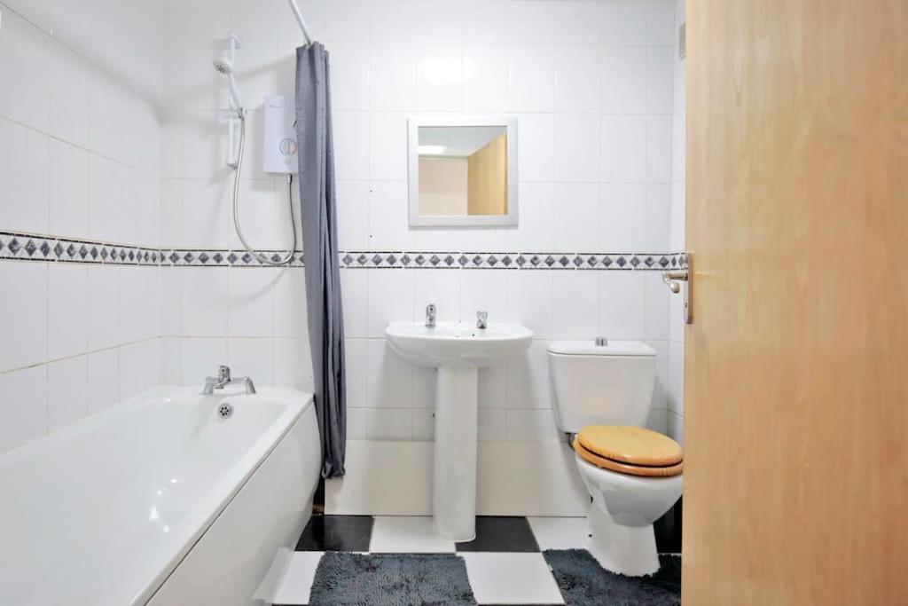 Appartement View - Free Parking - Sleeps 6 - Near Centre - By Nmb