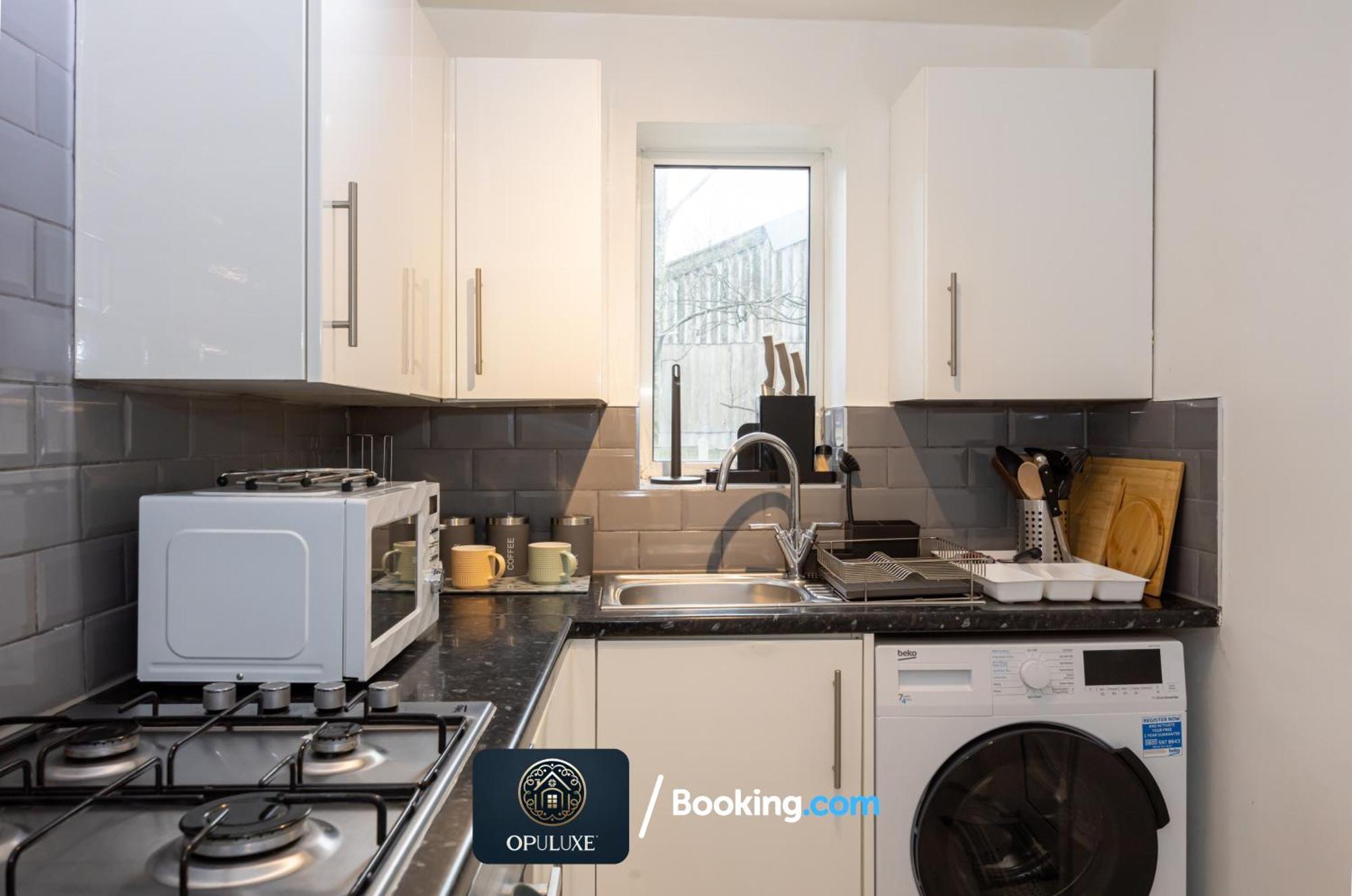 Luxurious & Homely 2 Bedroom By Opuluxe Short Lets & Serviced Near Center With Free Parking Manchester