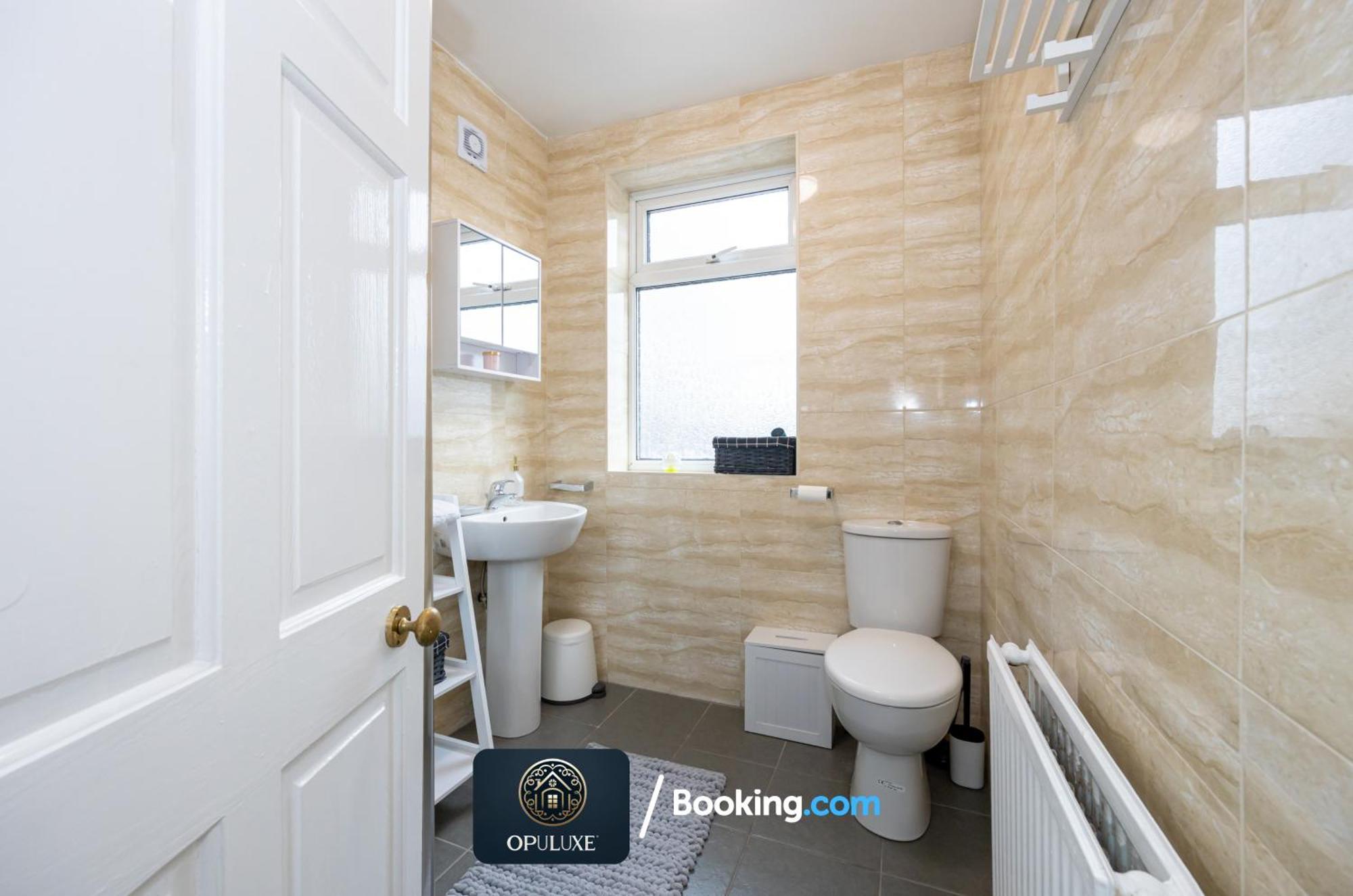 Apartment Luxurious & Homely 2 Bedroom By Opuluxe Short Lets & Serviced Near Center With Free Parking *