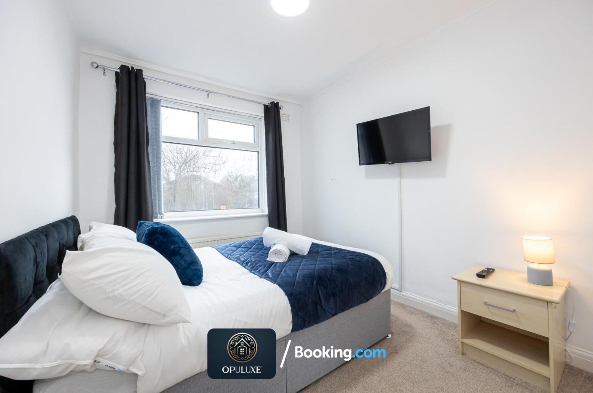 Luxurious & Homely 2 Bedroom By Opuluxe Short Lets & Serviced Near Center With Free Parking Apartment Manchester