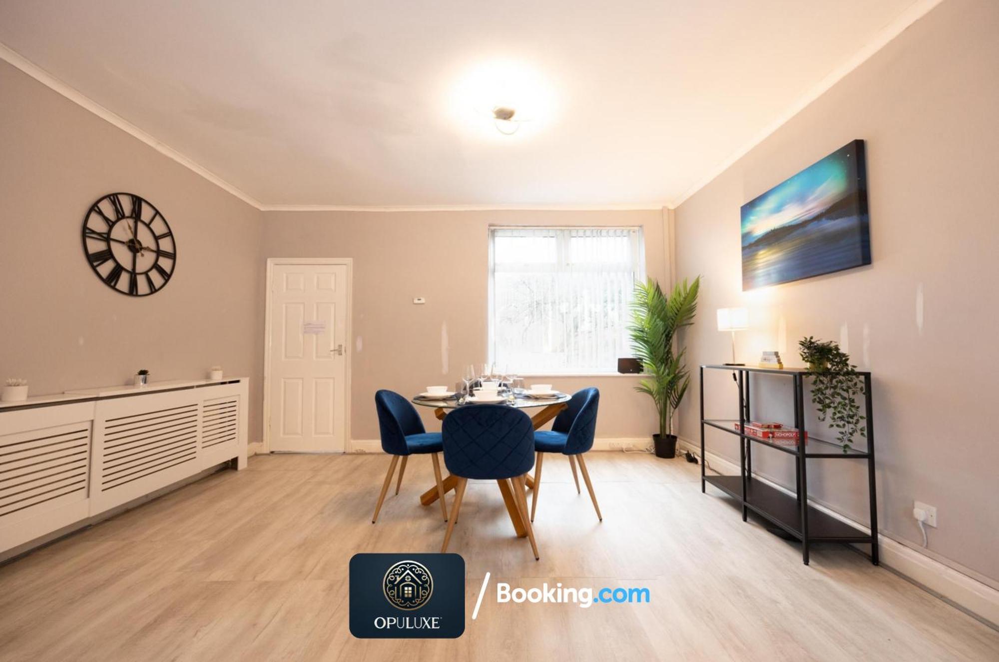 Luxurious & Homely 2 Bedroom By Opuluxe Short Lets & Serviced Near Center With Free Parking Apartment *