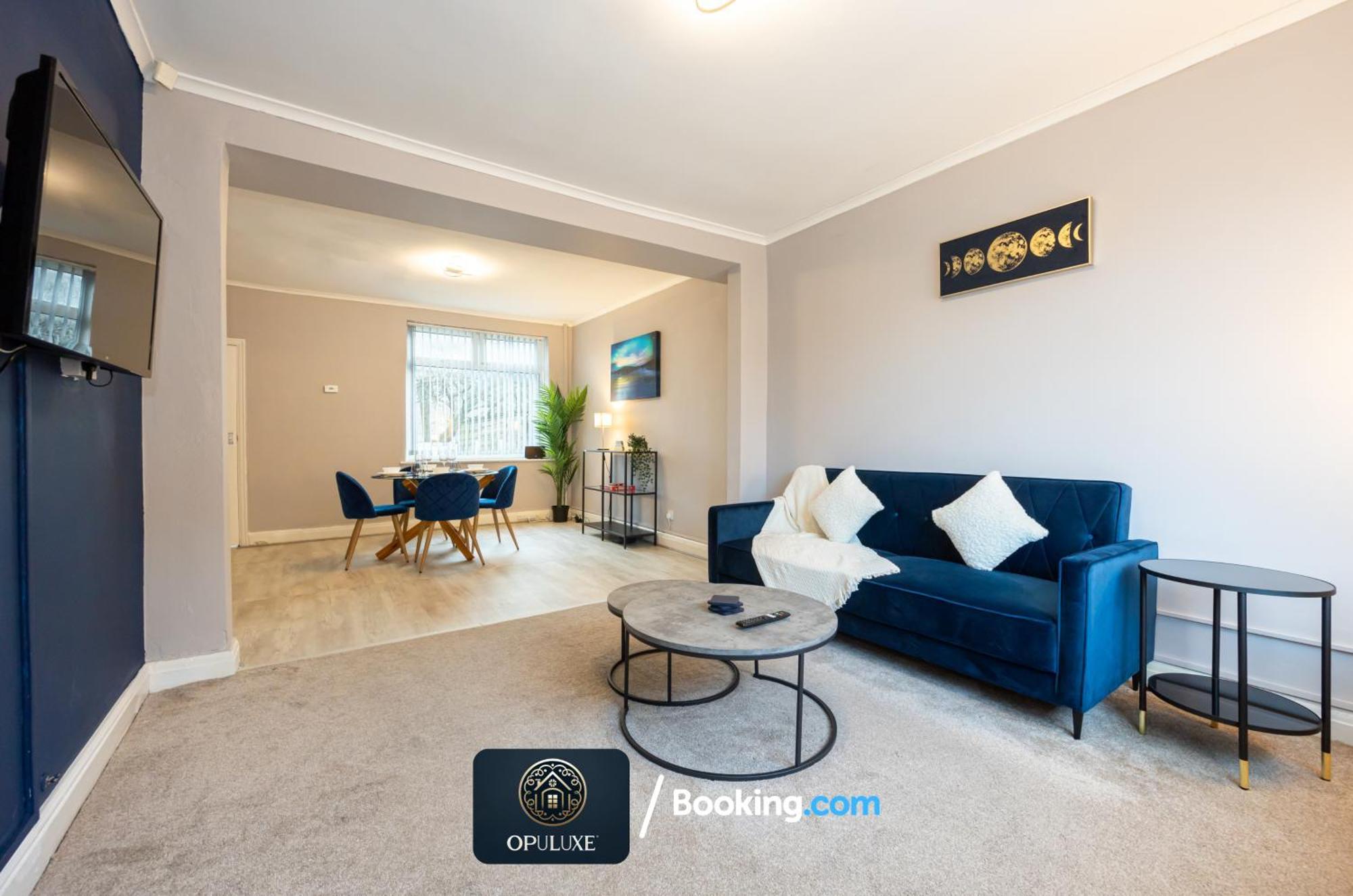 Luxurious & Homely 2 Bedroom By Opuluxe Short Lets & Serviced Near Center With Free Parking Apartment