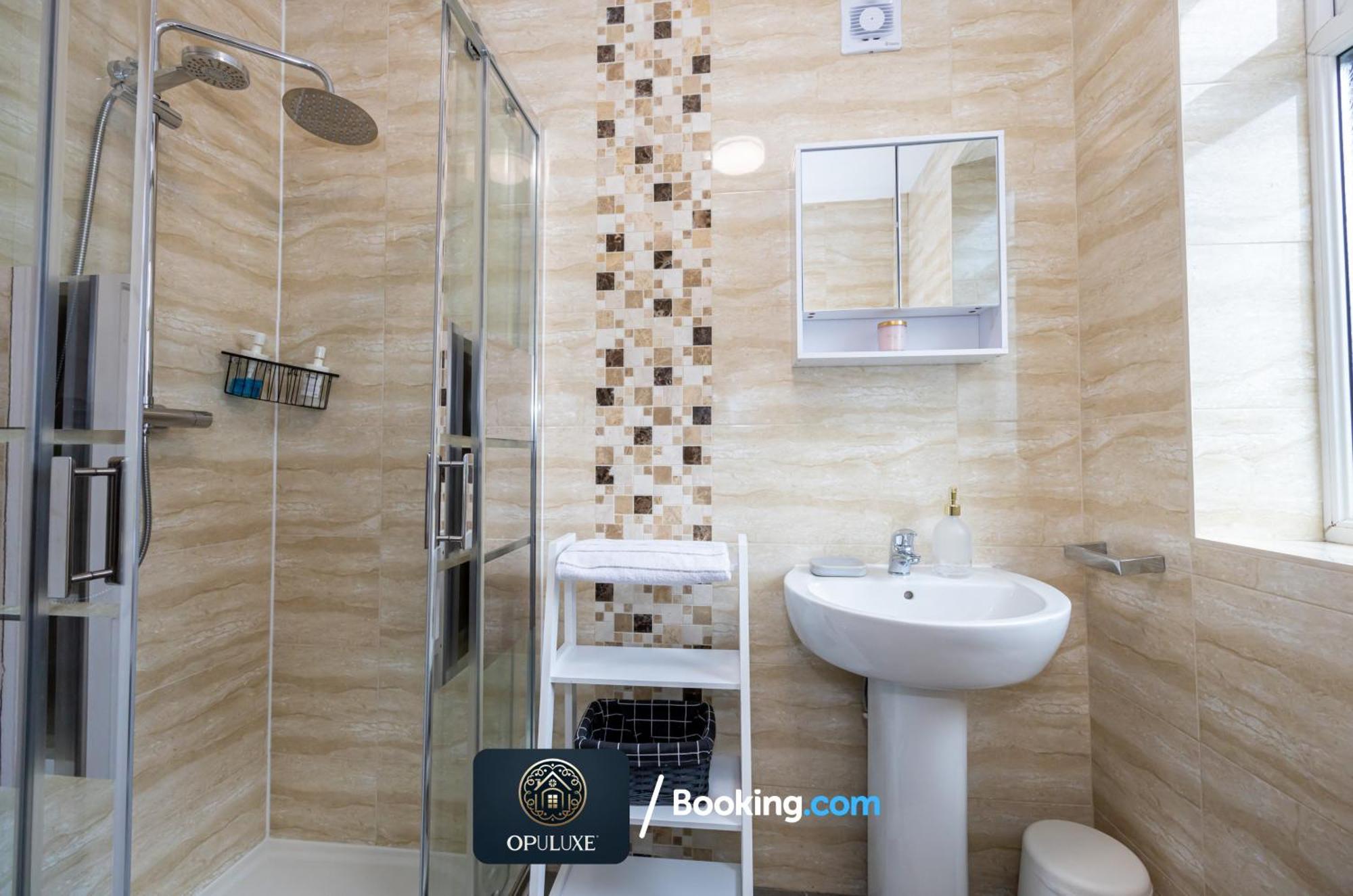 Apartment Luxurious & Homely 2 Bedroom By Opuluxe Short Lets & Serviced Near Center With Free Parking