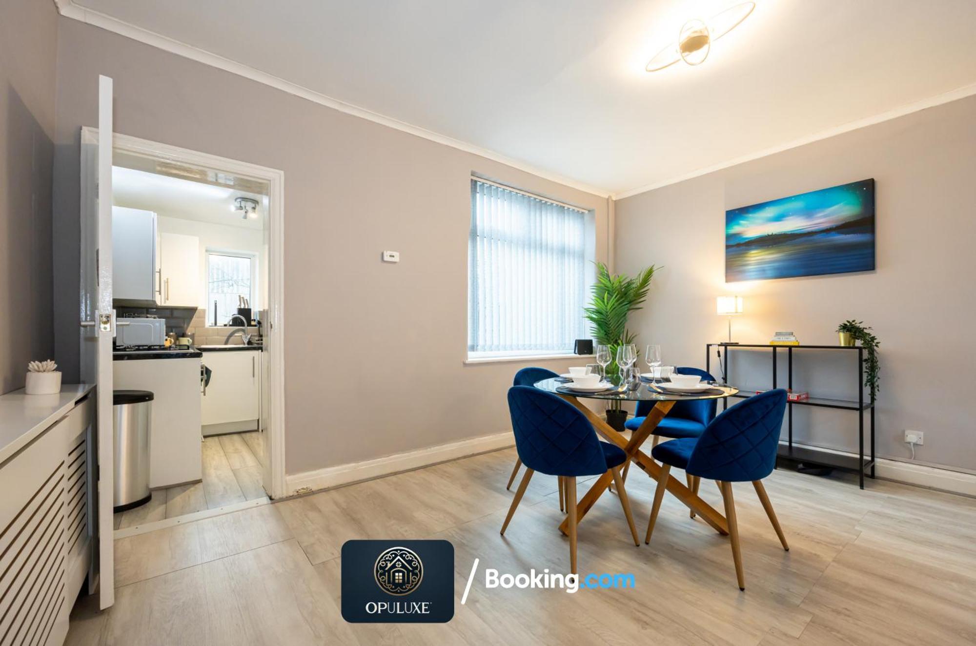 Luxurious & Homely 2 Bedroom By Opuluxe Short Lets & Serviced Near Center With Free Parking * Manchester