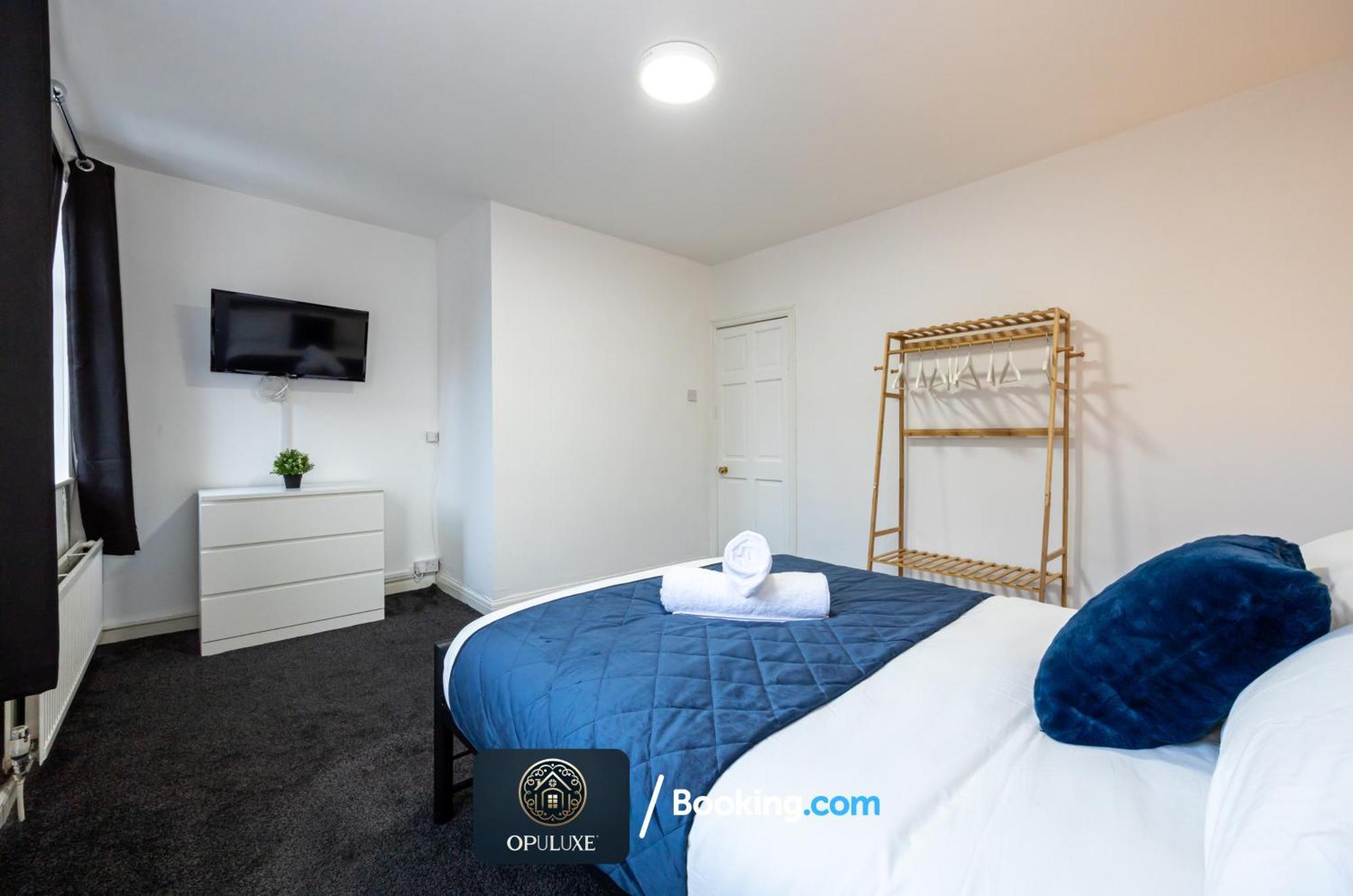 Apartment Luxurious & Homely 2 Bedroom By Opuluxe Short Lets & Serviced Near Center With Free Parking