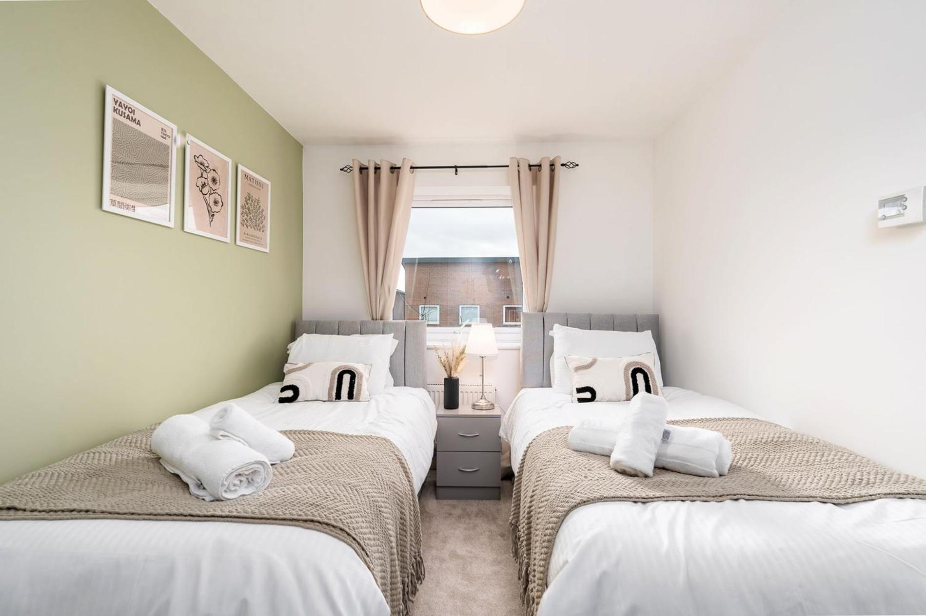 6 Guests - 3 Bedrooms - Free Wi-fi - Holiday home Manchester