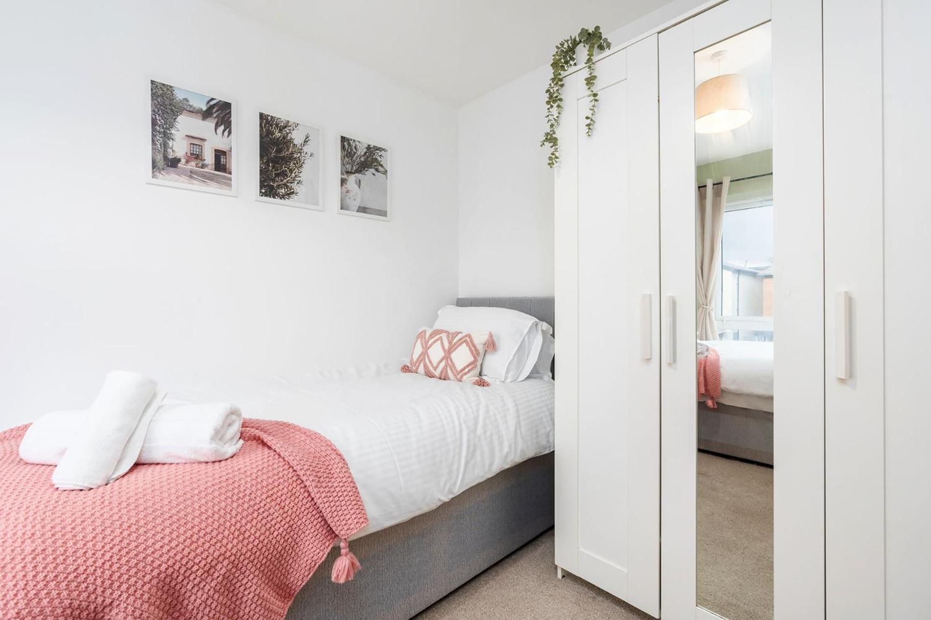 6 Guests - 3 Bedrooms - Free Wi-fi - Holiday home