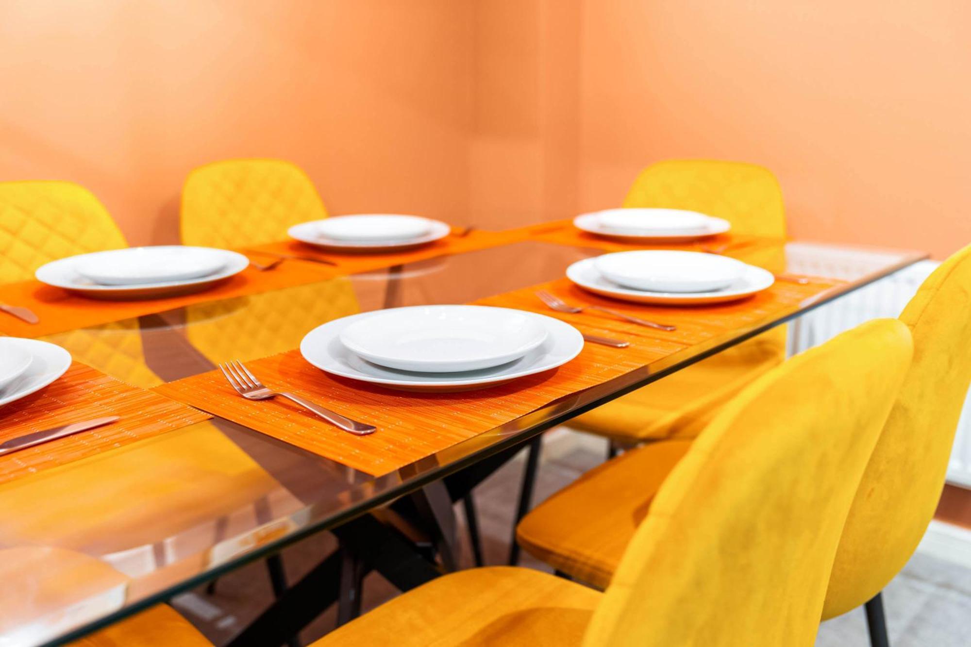 Stylish 4 Bed House W/garden ✘ Sleeps 9 - Salford ☆ Free Parking → Smart Tvs In Every Bedroom ☆ Free Netflix & Ultra Fast Wifi ✪ 6 Min To Centre, Close To Trafford Centre, Etihad Stadium, Arena, Clubs & More! Vakantiehuis *