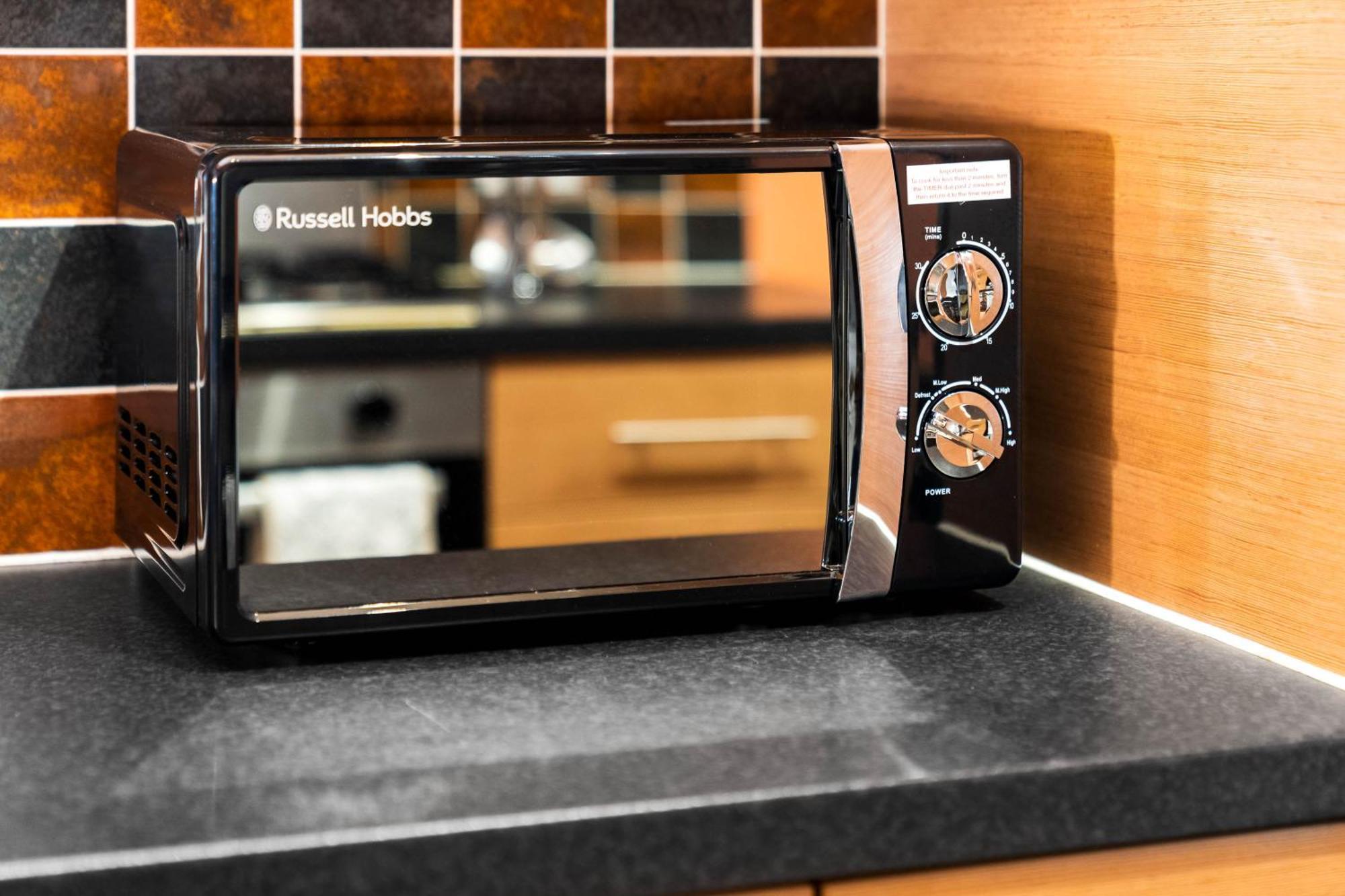 Vakantiehuis Stylish 4 Bed House W/garden ✘ Sleeps 9 - Salford ☆ Free Parking → Smart Tvs In Every Bedroom ☆ Free Netflix & Ultra Fast Wifi ✪ 6 Min To Centre, Close To Trafford Centre, Etihad Stadium, Arena, Clubs & More! Manchester