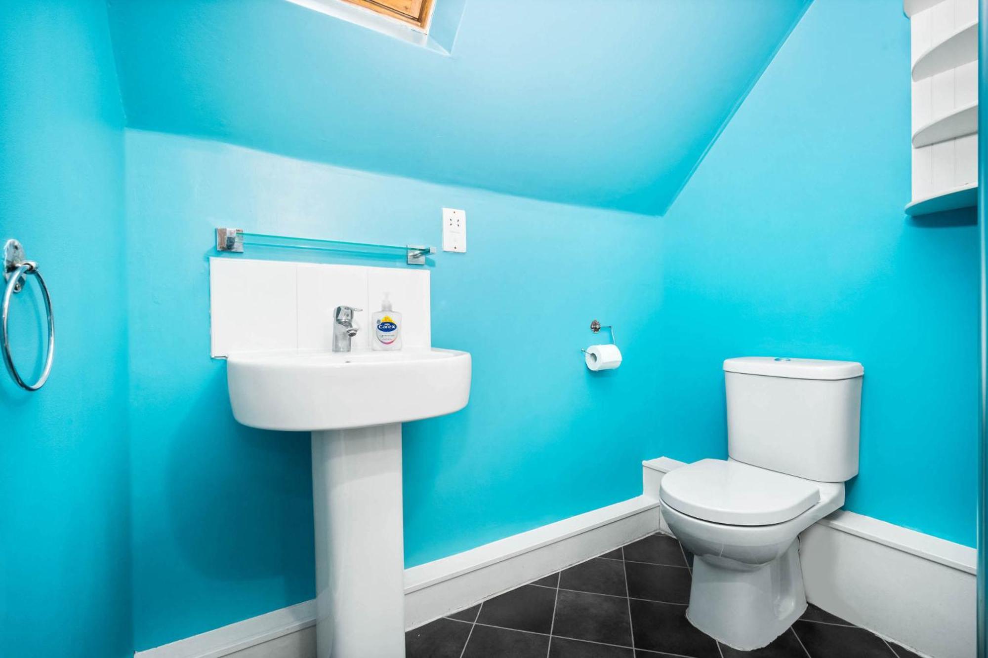Stylish 4 Bed House W/garden ✘ Sleeps 9 - Salford ☆ Free Parking → Smart Tvs In Every Bedroom ☆ Free Netflix & Ultra Fast Wifi ✪ 6 Min To Centre, Close To Trafford Centre, Etihad Stadium, Arena, Clubs & More! * Manchester