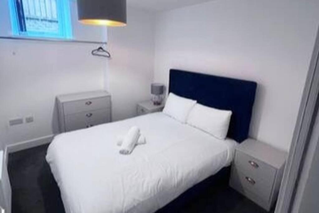 Free Parking - Lovely 2-br Flat Near Salford Royal Manchester