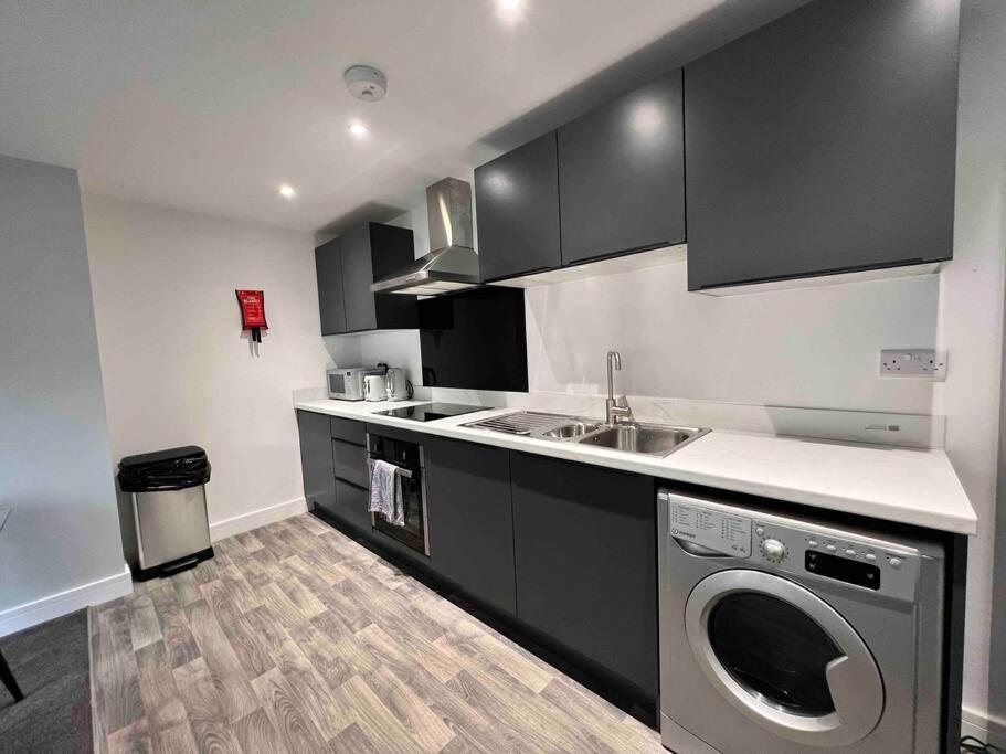 Free Parking - Lovely 2-br Flat Near Salford Royal Manchester