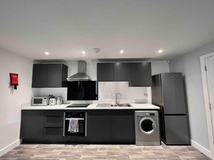 Free Parking - Lovely 2-br Flat Near Salford Royal Apartment Manchester