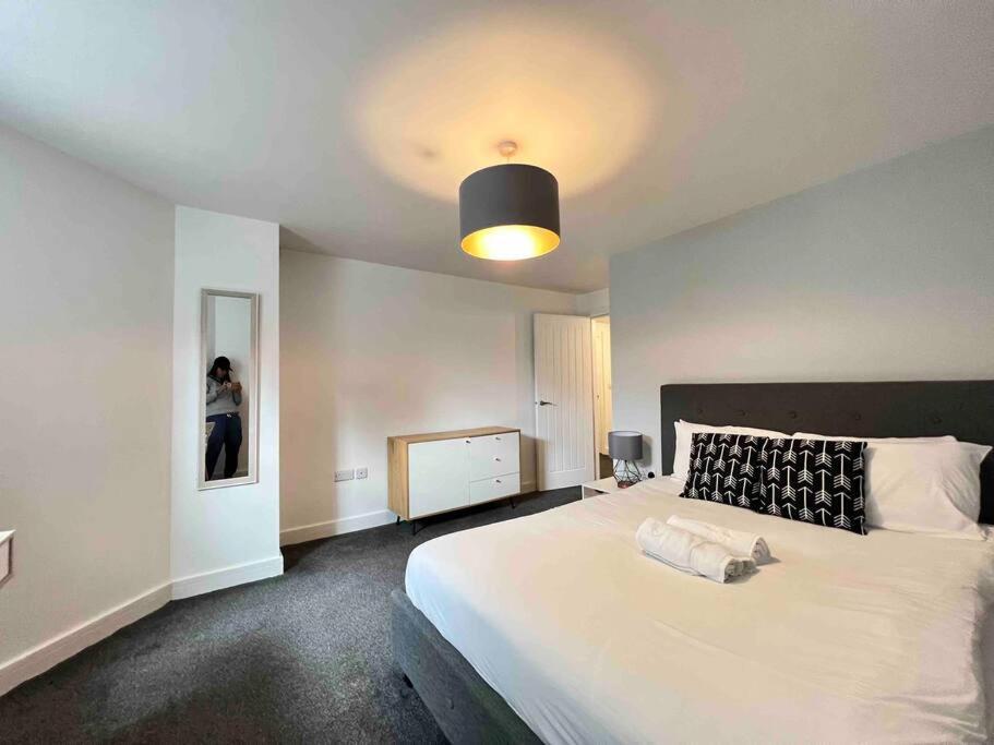 Free Parking - Lovely 2-br Flat Near Salford Royal *