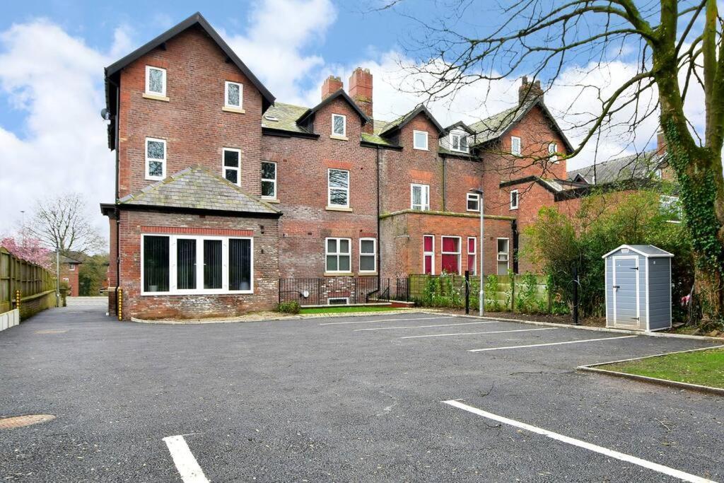Free Parking - Lovely 2-br Flat Near Salford Royal Apartment *
