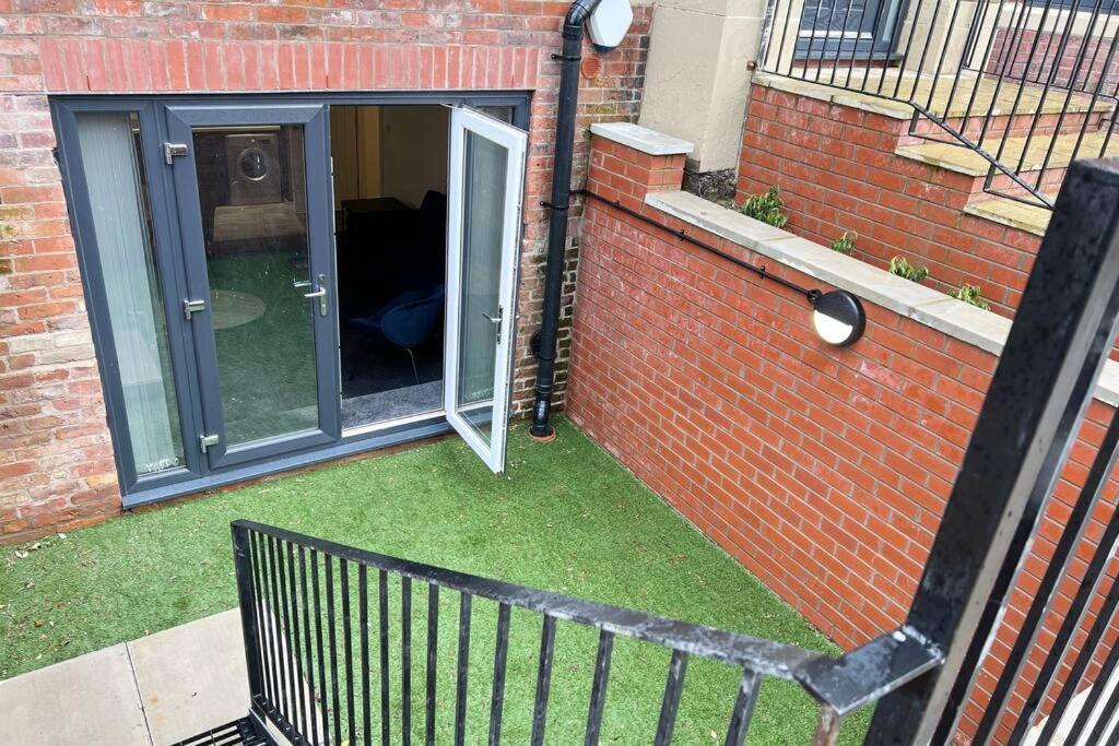 Free Parking - Lovely 2-br Flat Near Salford Royal Apartment *