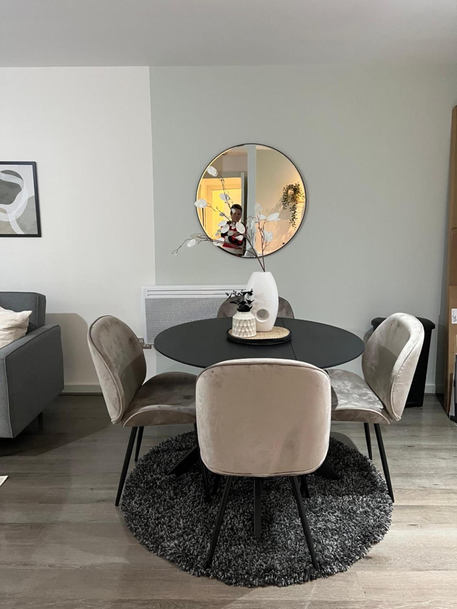 Stunning + Free Parking Apartment *