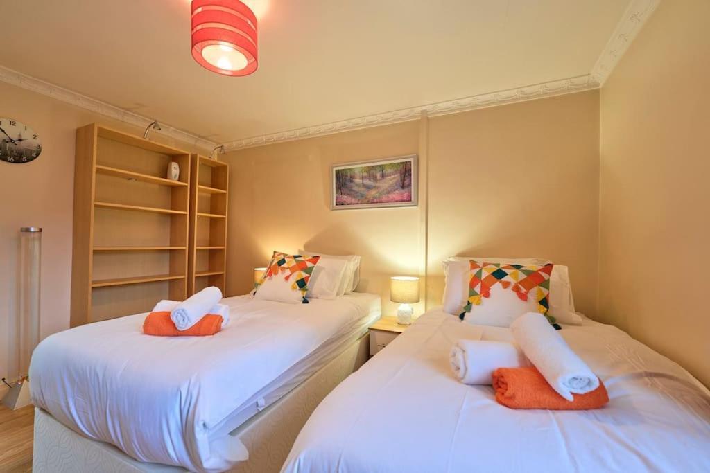 Bespoke Salford Quays - Garden, Wifi And Parking Holiday home *